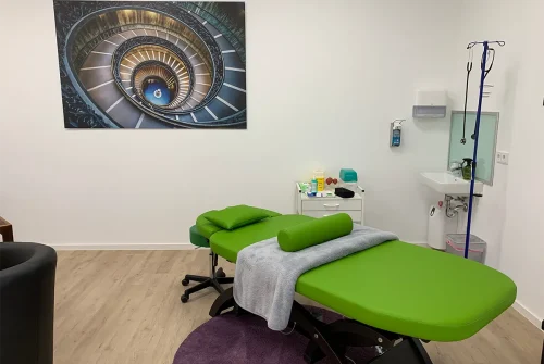 Liebscher & Bracht Therapieliege im Behandlungsraum